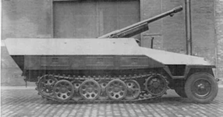 A French Sdkfz. 251 with Field Gun 75mm M1897<br>